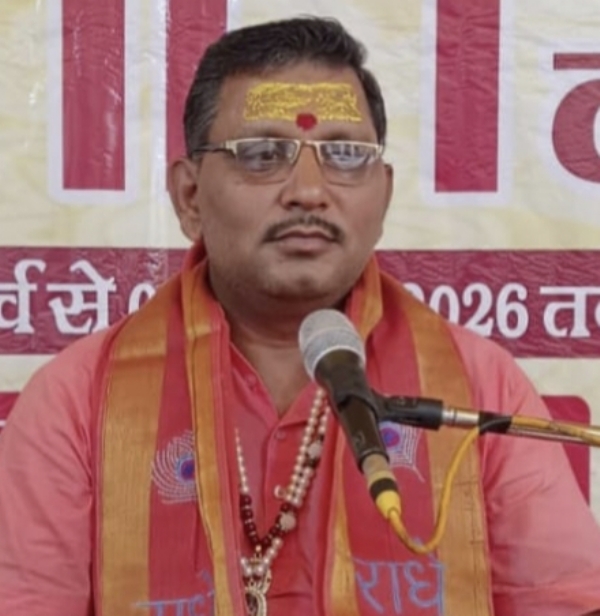 हथेडा गांव में श्रीमद्भागवत कथा सुनाते वृष्णु द्विवेदी।