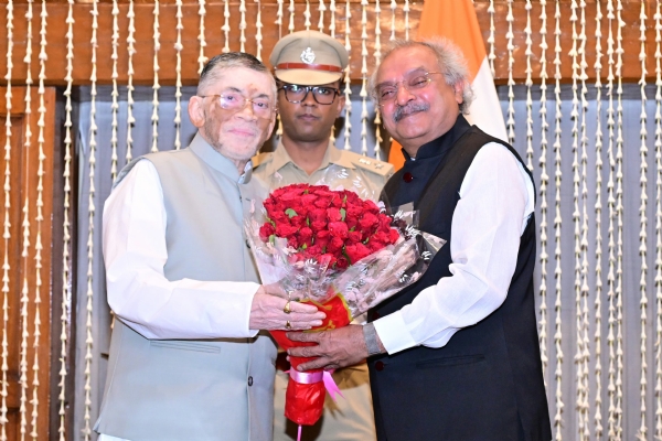 लोकायुक्त को बधाई देते राज्यपाल