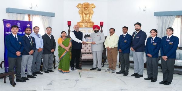 राज्यपालेन मिलिताः एनएसएस स्वयंसेवकाः