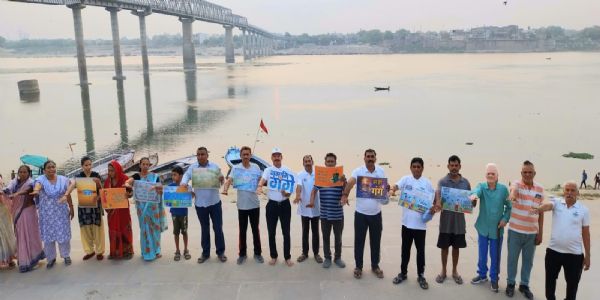 वाराणसी-नगरे गङ्गा-नद्याः स्वच्छतायै समक्ष-घट्टे जन-जागरूकता-अभियानं सञ्चालितम्