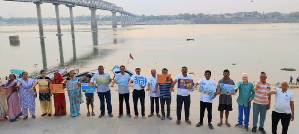 सामने घाट गंगा स्वच्छता अभियान में शामिल स्वयंसेवक