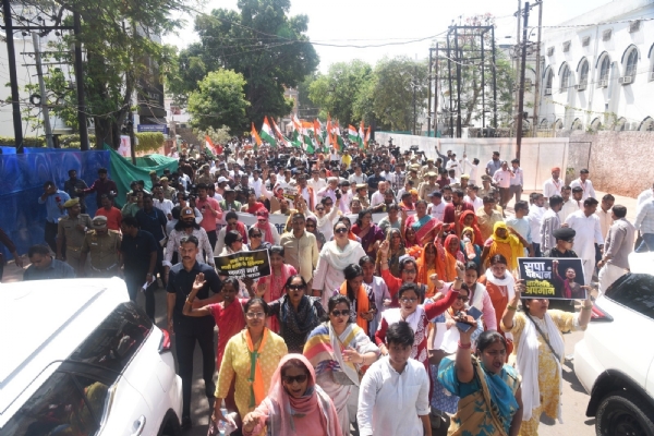 मंगलवार को लखनऊ में जन आक्रोश महिला पदयात्रा में शामिल महिलाएं