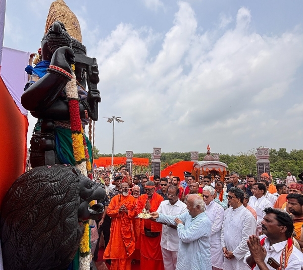 त्रिपुराः मां चिन्मयी सौंदर्य मंदिर के उद्घाटन कार्यक्रम में शामिल आरएसएस के सरसंघचालक डॉ. मोहन भागवत।