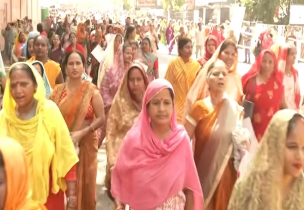 जन आक्रोश पदयात्रा में शामिल होतीं महिलाएं