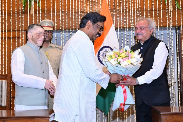 लोकायुक्त को बधाई देते मुख्यमंत्री