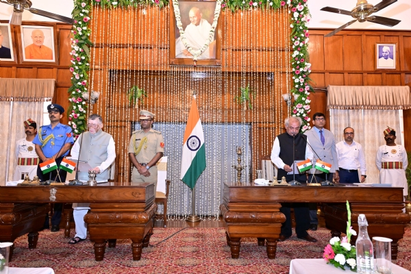शपथ ग्रहण करते राज्यपाल