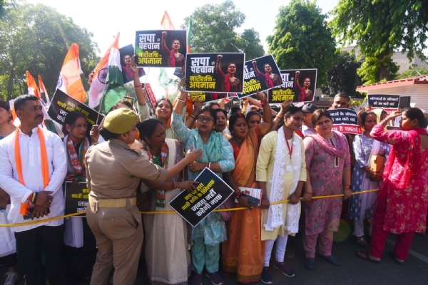 मंगलवार को लखनऊ में जन आक्रोश महिला पदयात्रा में शामिल महिलाएं