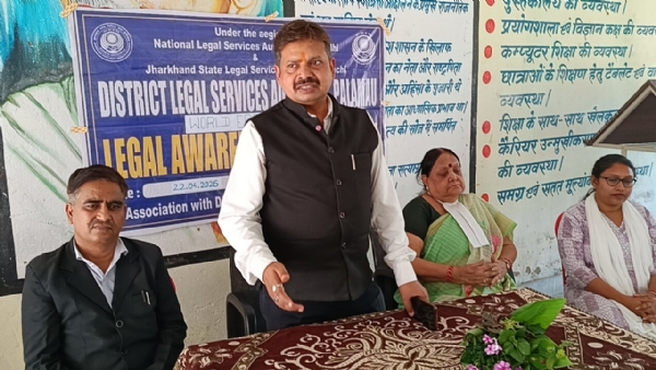 कार्यक्रम में बोलते डीएलएसए सचिव राकेश रंजन