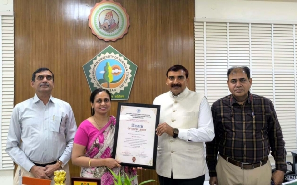 डा. कालिंदी देव को बधाई देते कुलपति प्रो. नरसी राम बिश्नोई।