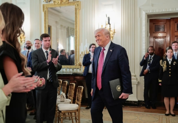 अमेरिकी राष्ट्रपति डोनाल्ड ट्रंप 21 अप्रैल को व्हाइट हाउस के स्टेट डाइनिंग रूम में। वो यहां एनसीएए कॉलेजिएट नेशनल चैंपियंस के कार्यक्रम में शामिल हुए।  फोटो - इंटरनेट मीडिया