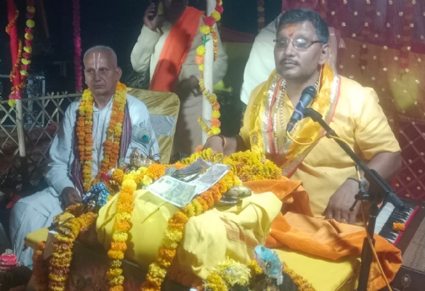 श्रीमद्भागवत कथा सुनाते विष्णु धर द्विवेदी।