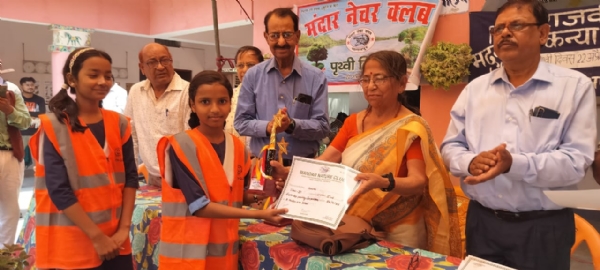 छात्रा को पुरस्कृत करते अतिथि