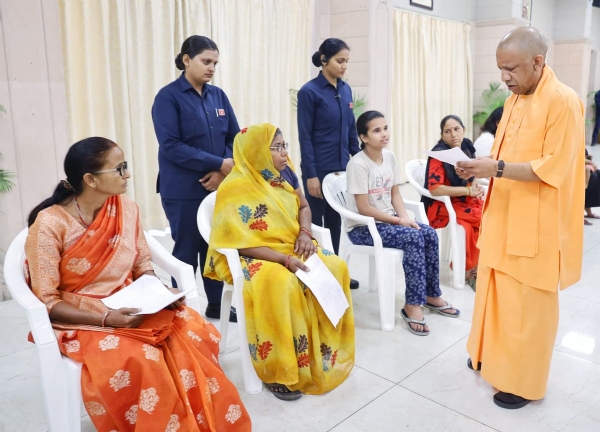 जनता दर्शन में आईं फरियादियाें की समस्या सुनते मुख्यमंत्री याेगी आदित्यनाथ।