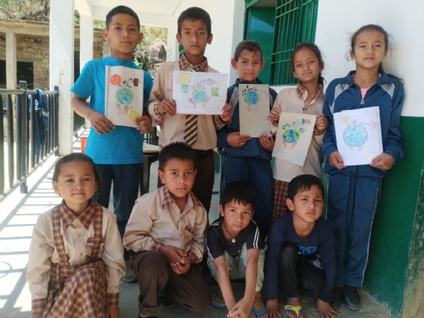 पृथ्वी दिवस पर बनाई गई पेंटिंग को दिखाते छाणंग स्कूल के नौनिहाल।