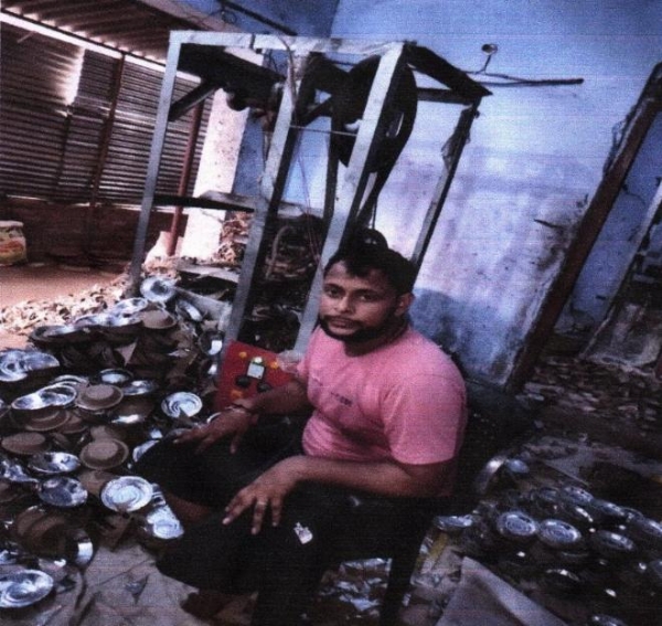 कार्यस्थल पर नीरज दुबे की फोटो