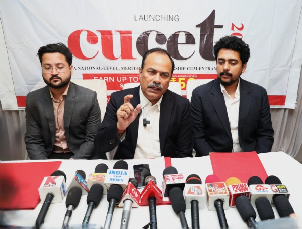 प्रेस को सम्बोधित करते सीयू के प्रो वीसी टीपी सिंह