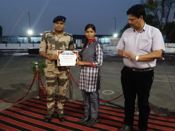 पुरस्कृत करते अतिथि