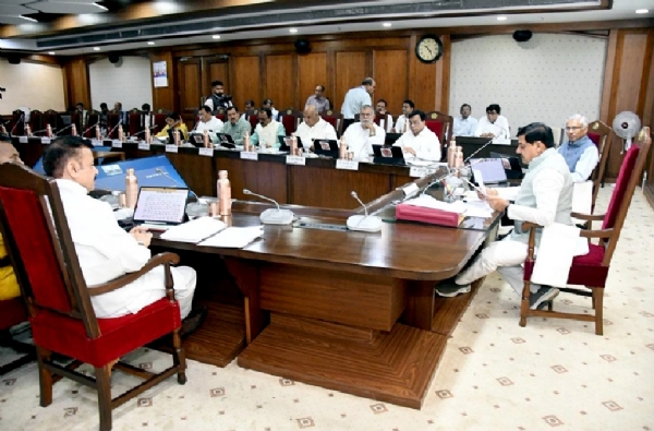 मुख्यमंत्री डॉ. मोहन यादव की अध्यक्षता में बुधवार को मंत्रालय में मंत्रि-परिषद् की बैठक वंदे मातरम् गायन के साथ आरंभ हुई।