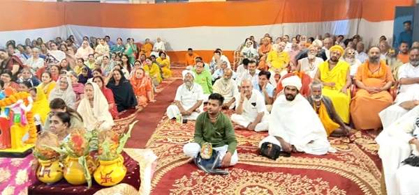 कथा श्रवण करते श्रद्धालु