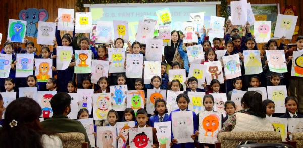 कार्यक्रम में बनाये गये चित्रों के साथ प्रतिभागी बच्चे।