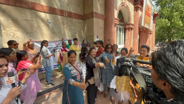 अखिल भारतीय महिला कांग्रेस  ने बुधवार को गोल डाकखाने पर पोस्टकार्ड अभियान चलाया