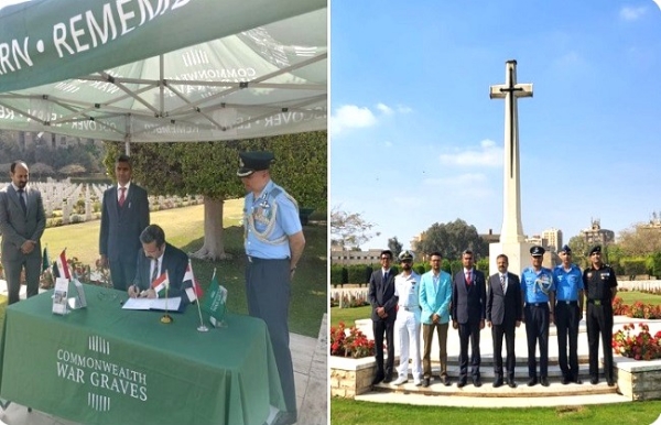 काहिरा में संयुक्त रक्षा समिति की बैठक के बाद अधिकारी समझौते पर हस्ताक्षर करते हुए