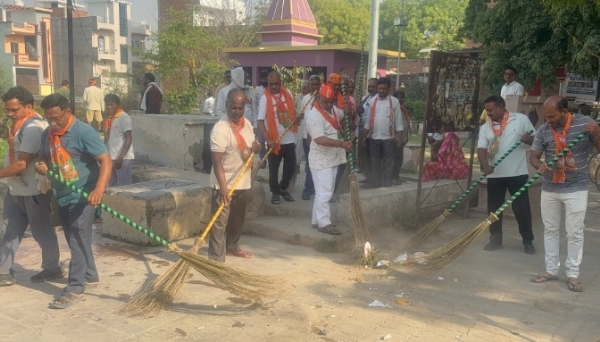 अवलेश्वर महादेव मंदिर प्रांगण में झाड़ू लगाते भाजपा कार्यकर्ता