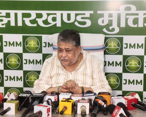 प्रेसवार्ता में सुप्रीयो भट्टाचार्य की तस्वीर