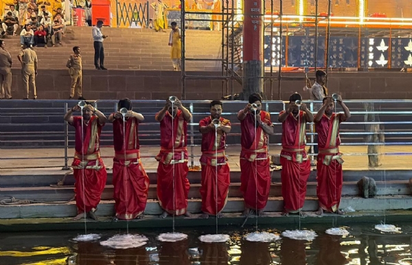 श्री काशी विश्वनाथ मंदिर के घाट पर मां गंगा का दुग्धाभिषेक