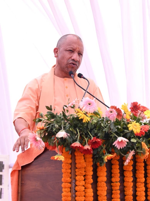 फोरलेन सड़क और उपरिगामी पुल से और सुगम हो जाएगा आवागमन : सीएम योगी*