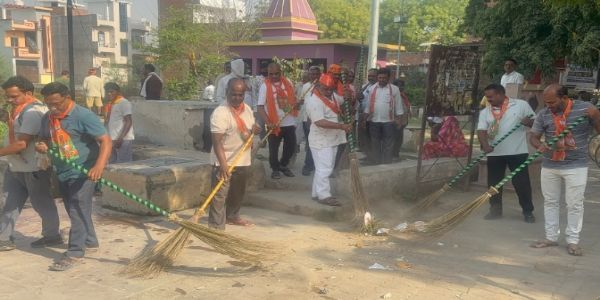 वाराणसी : अवलेश्वर महादेव मंदिरे भाजपाकार्यकर्तारोऽकुर्वन् स्वच्छताकार्यम्