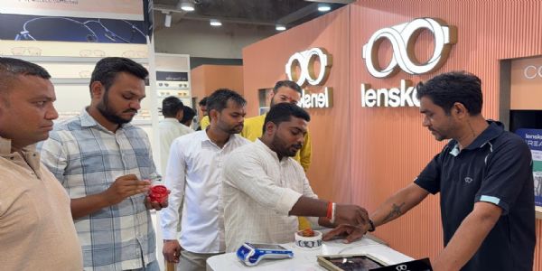 विहिप-बजरंगः लेंसकार्ट इत्यस्य कर्मचारिणः तिलकीकृताः