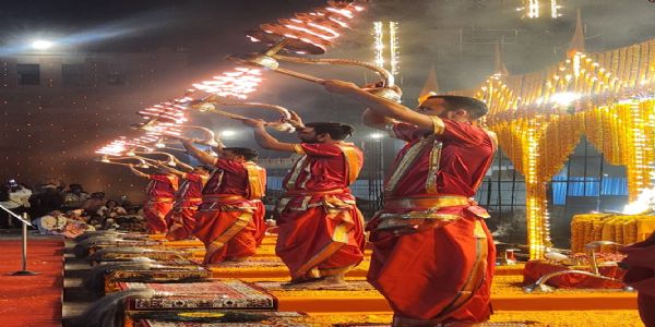 गङ्गा-सप्तमी - श्रीकाशी-विश्वनाथ-मन्दिरस्य घाटे भव्य-गङ्गा-आरती, मातृगङ्गायाः षोडशोपचार-पूजनम्