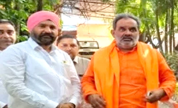 स्वागत करते हुए स्वामी यतीश्वरानंद