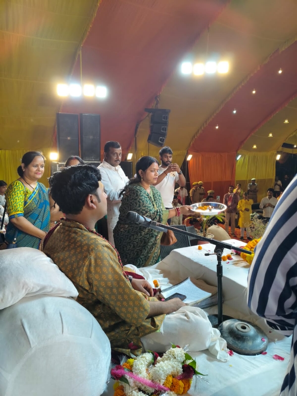 श्रीमद् भागवत कथा सुनने के लिए उपस्थित जन समूह