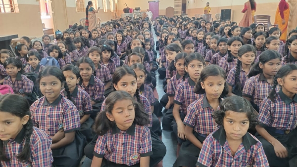 कार्यक्रम में शामिल बच्चे