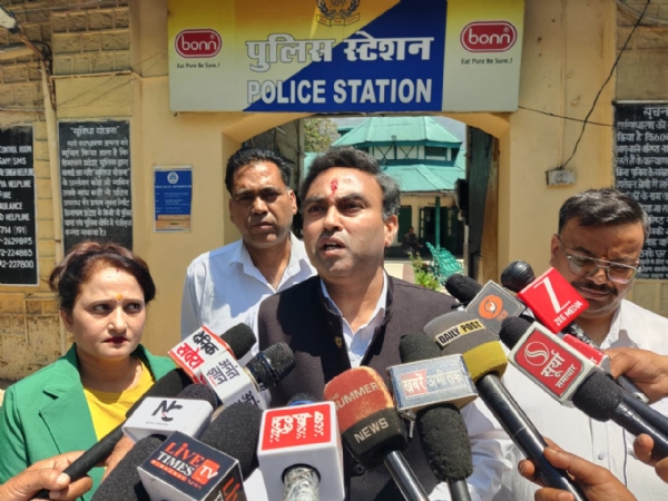 कांग्रेस के राष्ट्रीय अध्यक्ष के खिलाफ शिकायत दर्ज करवाने के बाद मीडिया से बात करते हुए विश्वचक्षु।