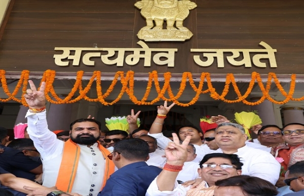 मुख्यमंत्री सम्राट चौधरी विजय चिन्हा दिखाते हुए विधानसभा के विशेष सत्र के दौरान