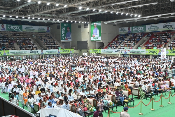 कार्यक्रम में मौजूद लोग