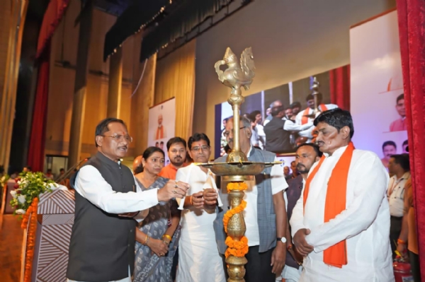 मुख्यमंत्री विष्णु देव साय दीप प्रज्वलन कर कार्यक्रम का शुभारम्भ करते