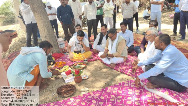 फोटो-पुल के लिए भूमि पूजन करते सदर विधायक