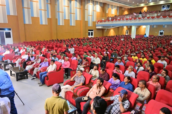 प्रशाल में उपस्थित जनसमूह