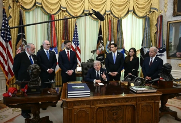 वाशिंगटन में गुरुवार को राष्ट्रपति डोनाल्ड ट्रंप लेबनान और इजराइल के बीच युद्धविराम की घोषणा करते। उनके आसपास नजर आ रहे हैं - इजराइल में अमेरिकी राजदूत माइक हकाबी, अमेरिका में इजराइल के राजदूत येचिएल लीटर, अमेरिकी उपराष्ट्रपति जेडी वेंस, अमेरिकी विदेश मंत्री मार्को रूबियो, अमेरिका में लेबनान की राजदूत नाडा हमादेह मोअवाद और लेबनान में अमेरिकी राजदूत मिशेल इस्सा। फोटो - इंटरनेट मीडिया