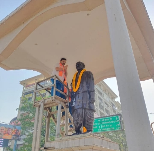 सरदार वल्लभ भाई की मूर्ति पर माल्यार्पण करते रविन्द्र