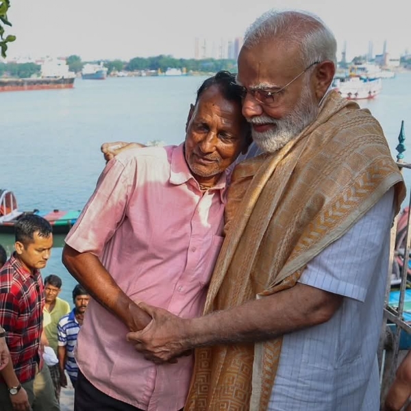 गंगा घाट पर लोगों से मिलते पीएम मोदी