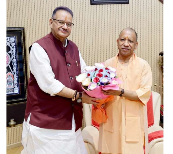 मुख्यमंत्री योगी से मिलते उत्तराखंड के कृषि मंत्री