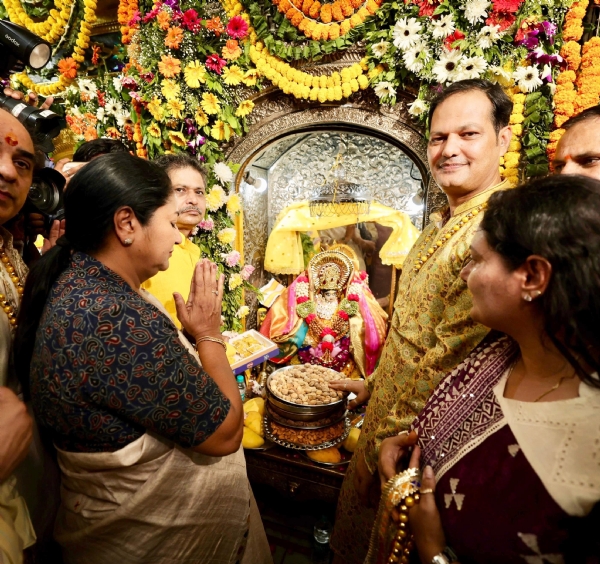 चावड़ी बाजार के मां बगलामुखी मंदिर के प्रकटोत्सव में शामिल होकर  मां के दर्शन करती मुख्यमंत्री रेखा गुप्ता