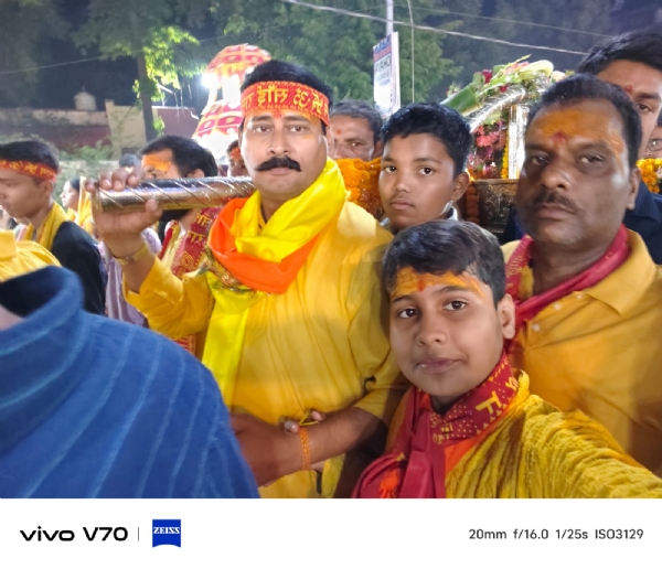 साईं बाबा के पालकी लेकर जाते हुए भक्त