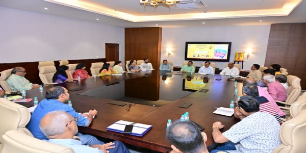 विश्व पुस्तक दिवसम्उपलक्ष्य आनंद मठे परिचर्चा