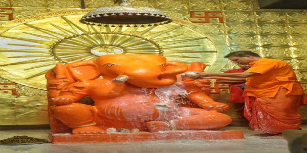 पुष्य-नक्षत्रे प्रथमपूज्य-गणेश-महाराजस्य वेदमन्त्र-उच्चारणेन सह अभिषेकः कृतः